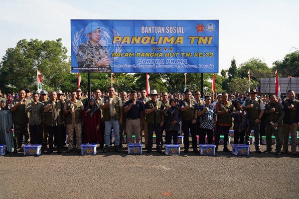 Panglima TNI Membagikan Ratusan Paket Sembako dan Tanam Pohon di PMPP TNI