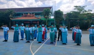 Tanamkan Kedisiplinan di Sekolah, Serma Kamali Melatih PBB Siswa-Siswi SMPN 01 Gandusari
