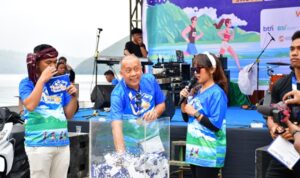 Bersama Ribuan Runner, Bupati Samosir dan Martin Manurung Mengikuti Fun Run Samosir 2025