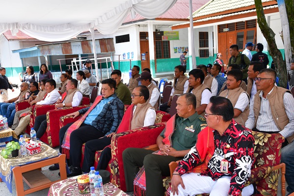 Dukung Program Makanan Bergizi Gratis, Bupati Samosir Bersama DPC Gerindra Memberikan Makanan kepada Siswa SMP N 1 Pangururan