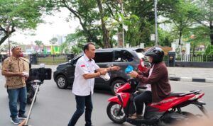 SMSI Medan Bersama Koordinator Wartawan Unit DPRD Medan dan YLMI Membagikan Sebanyak 400 Cup Takjil 