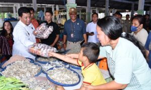 Pastikan Stok Bapokting Menjelang Lebaran, Pemkab Samosir Monitoring ke Pasar Tradisional Ambarita