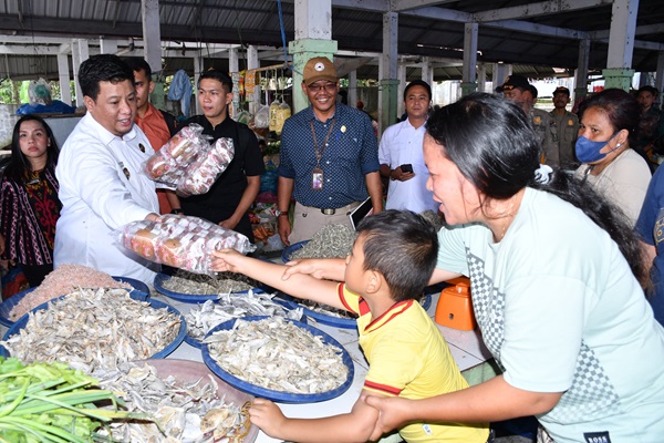 Pastikan Stok Bapokting Menjelang Lebaran, Pemkab Samosir Monitoring ke Pasar Tradisional Ambarita