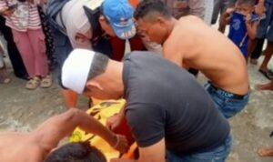 Polres Sergai Evakuasi Nelayan Tersambar Petir Saat Mencari Ikan di Perairan Muara Paluh Pantai Cermin