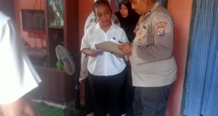 Polsek Firdaus Polres Sergai Menangani Korban Kecelakaan Kereta Api di Jalan Setapak di Dekat Rel Kereta Api KM 60 78