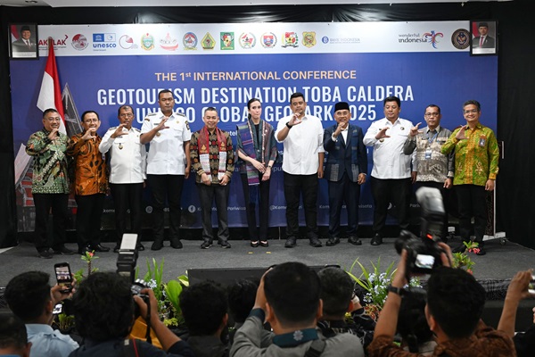 Bupati Samosir Ikut Dampingi Gubernur Sumut dalam Pembukaan Konferensi Geowisata Kaldera Toba UGG 2025