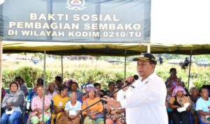 Bupati Samosir dan Danrem 023KS Pimpin Aksi Bersih Eceng Gondok di Danau Toba