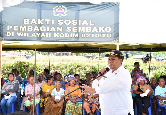 Bupati Samosir dan Danrem 023KS Pimpin Aksi Bersih Eceng Gondok di Danau Toba