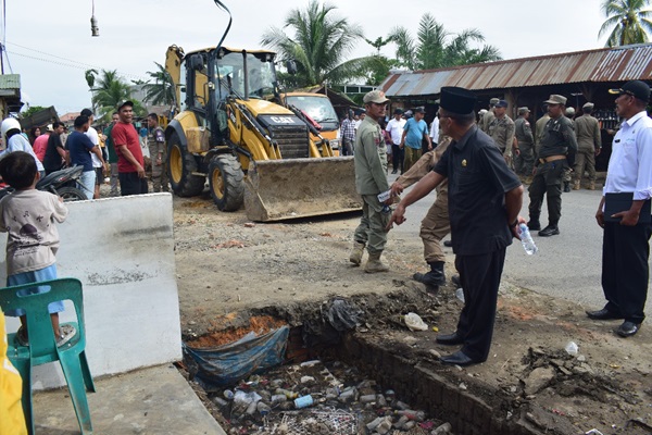 Eksekusi Penertiban Kios Pedagang di Luar Pasar Tradisional Tanjung Pura Berjalan dengan Tertib