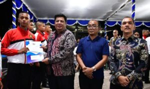 Bupati Samosir Anugerahkan Penghargaan kepada Anggota Paskibraka yang Telah Sukses Laksanakan Tugas