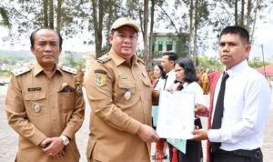 Bupati Samosir Serahkan Sebanyak 141 SK PPPK Formasi 2024, Ajak ASN Baru Menjadi Pelayan Masyarakat yang Profesional dan Inovatif