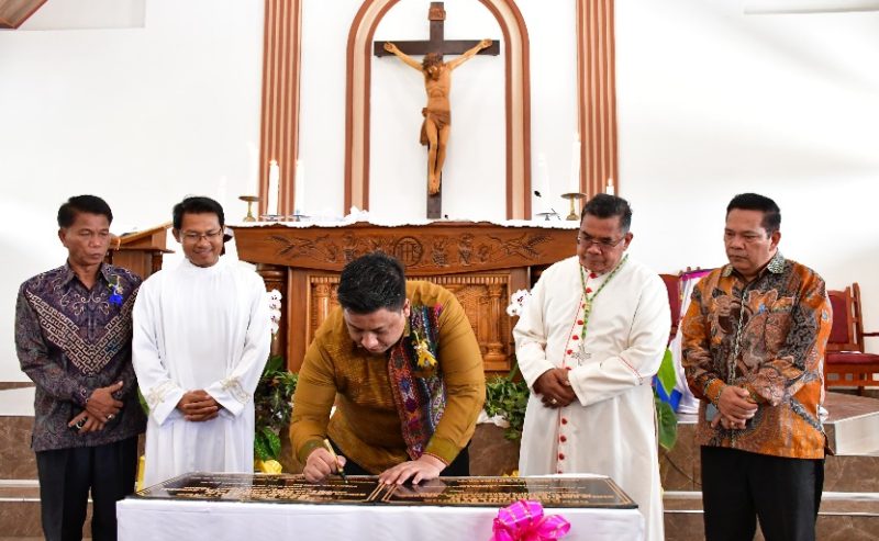 Uskup Agung Medan dan Bupati Samosir Teken Prasasti Peresmian Gereja Katolik Stasi Kristus Raja Sangkal