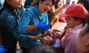 Ketua TP PKK Samosir Mengunjungi Posyandu dalam Rangka Peringatan Pekan Imunisasi Dunia