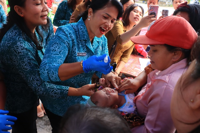 Ketua TP PKK Samosir Mengunjungi Posyandu dalam Rangka Peringatan Pekan Imunisasi Dunia