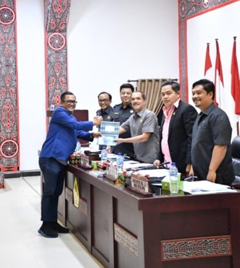 Dukungan Penuh 5 Fraksi, Bupati Samosir Bersama DPRD Tetapkan P-APBD 2025 Jadi Peraturan Daerah