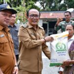 Wabup Samosir Serahkan Bantuan Pangan Beras CPP untuk Membantu Warga Tidak Mampu