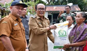 Wabup Samosir Serahkan Bantuan Pangan Beras CPP untuk Membantu Warga Tidak Mampu