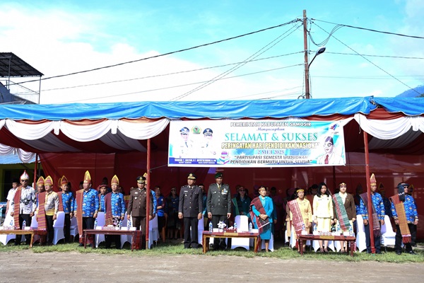 Wakil Bupati Samosir Jadi Inspektur Upacara pada Peringatan Hardiknas 2025