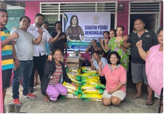 Warga Terdampak Banjir Terima Bantuan dari Anggota DPD RI Sumut Dr. Badikenita Sitepu