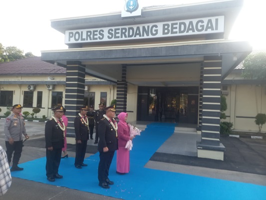 Polres Sergai Laksanakan Pelepasan Tiga Anggota yang Memasuki Purna Bakti di Lapangan Mako