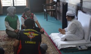 Tuan Guru Babussalam dan Warga Terdampak Banjir Terima Bantuan dari Ketua DPRD Langkat