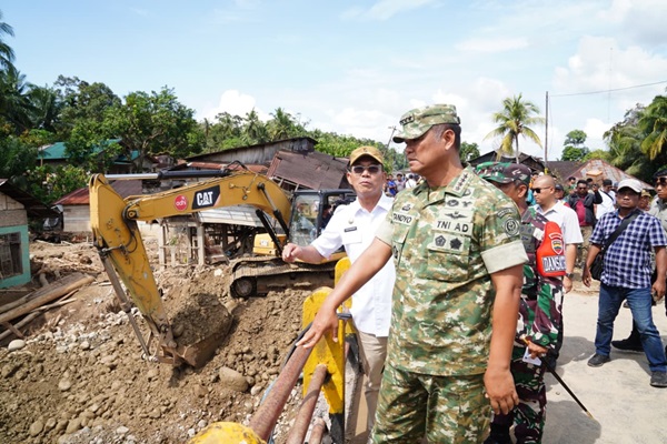 Wakil Panglima TNI Menyambangi Lokasi Banjir di Sumut dan Sumbar untuk Peninjauan