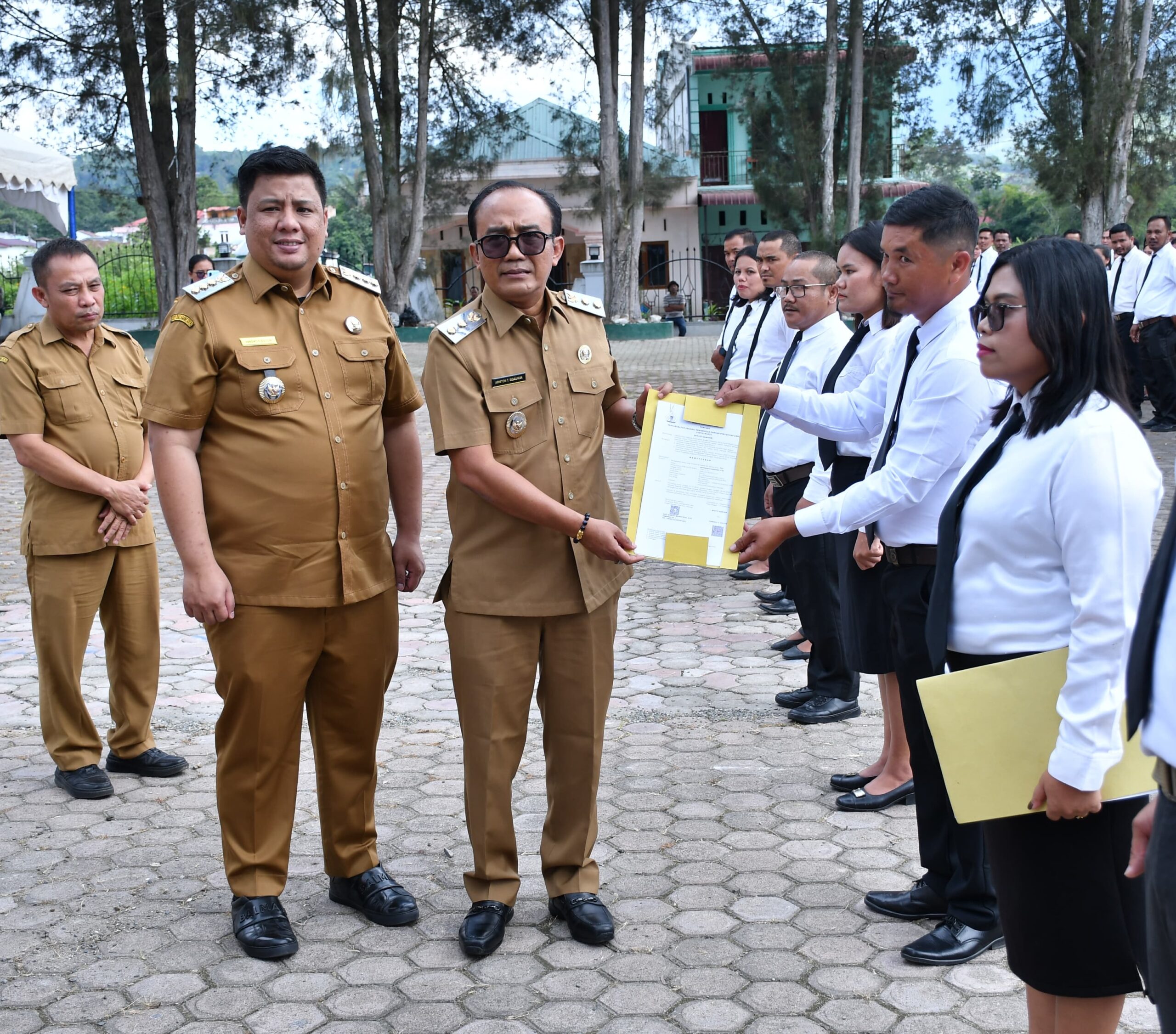 Bupati Samosir Menyerahkan 803 SK PPPK Paruh Waktu, Vandiko: Ini Era Baru Pengabdian