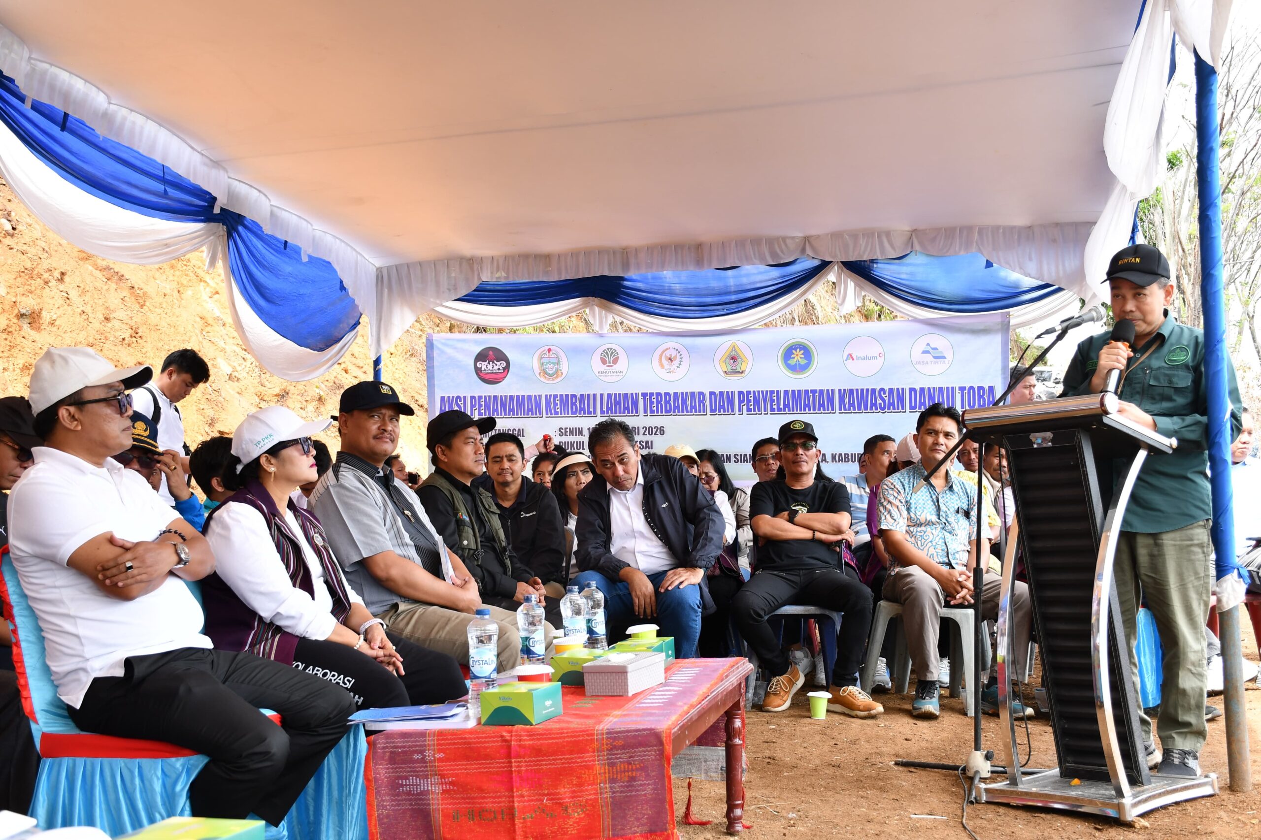 Wabup Samosir Tanam Pohon di Lereng Gunung Pusuk Buhit, Perkuat Komitmen Pelestarian Alam
