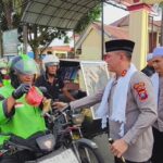 Aksi Sosial Tim Pelayanan Polisi Sorban Putih dengan Membagikan Takjil