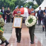 Panglima TNI Pimpin Prosesi Penyerahan Jenazah dan Hadiri Upacara Pemakaman Alm Jenderal TNI (Purn) Try Sutrisno