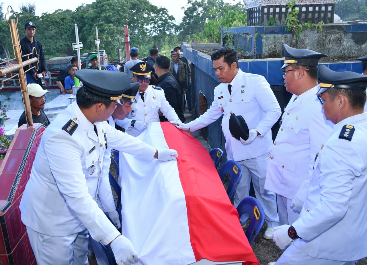Bupati Samosir Pimpin Upacara Kenegaraan Pemakaman Camat Palipi Roberd Sinaga