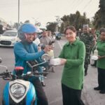 Koramil Kokonao dan Koramil Timika Tebar Kebaikan dengan Membagikan Takjil kepada Pengguna Jalan di Bulan Ramadan 1447 H