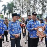 Wabup Samosir Menyerahkan SK Pensiun kepada 40 PNS, Tekankan Pengabdian dan Kekompakan ASN