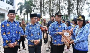 Wabup Samosir Menyerahkan SK Pensiun kepada 40 PNS, Tekankan Pengabdian dan Kekompakan ASN Wabup Samosir Menyerahkan SK Pensiun kepada 40 PNS, Tekankan Pengabdian dan Kekompakan ASN