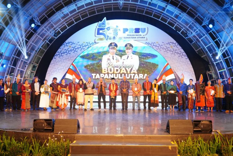 Panggung Budaya Beta Tu Pulo Sibandang Meriahkan PRSU Ke-50, Pemkab Taput Promosikan Wisata Berbasis Budaya (2) Panggung Budaya Beta Tu Pulo Sibandang Meriahkan PRSU Ke-50, Pemkab Taput Promosikan Wisata Berbasis Budaya