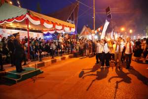 Lautan Cahaya dan Pesta Kembang Api Warnai Semarak Malam Taput HUT Ke-81 RI di Tarutung