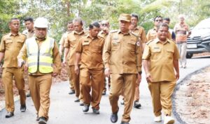 Tingkatkan Aksesibilitas dan Ekonomi Warga, Bupati Taput Tinjau Pembangunan Jalan Hotmix 1,1 KM di Parmonangan Tingkatkan Aksesibilitas dan Ekonomi Warga, Bupati Taput Tinjau Pembangunan Jalan Hotmix 1,1 KM di Parmonangan